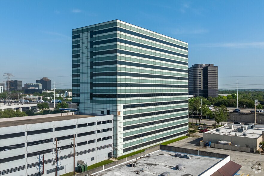 400 N Sam Houston Pky E, Houston, TX à louer - Photo de l’immeuble – Image 2 sur 4