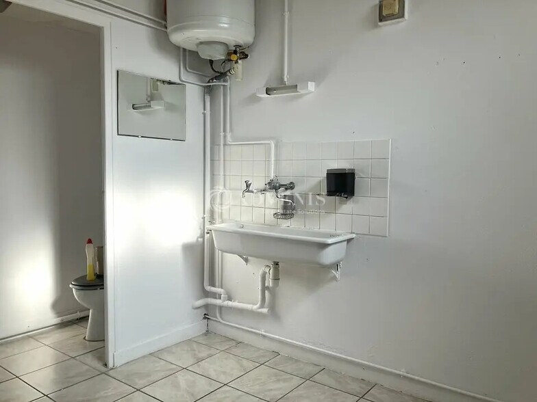 Local d’activités dans Saint-Doulchard à louer - Photo intérieure – Image 3 sur 3