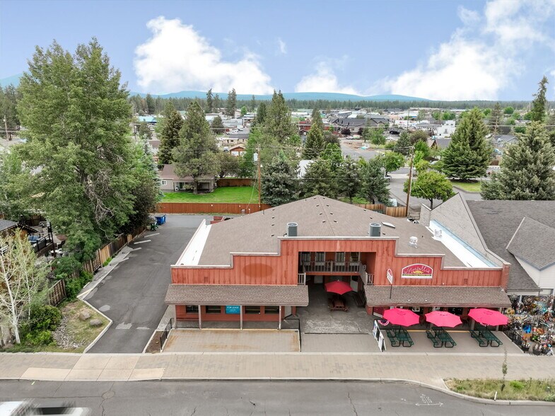 220 W Cascade Ave, Sisters, OR à louer - Photo de l’immeuble – Image 3 sur 29