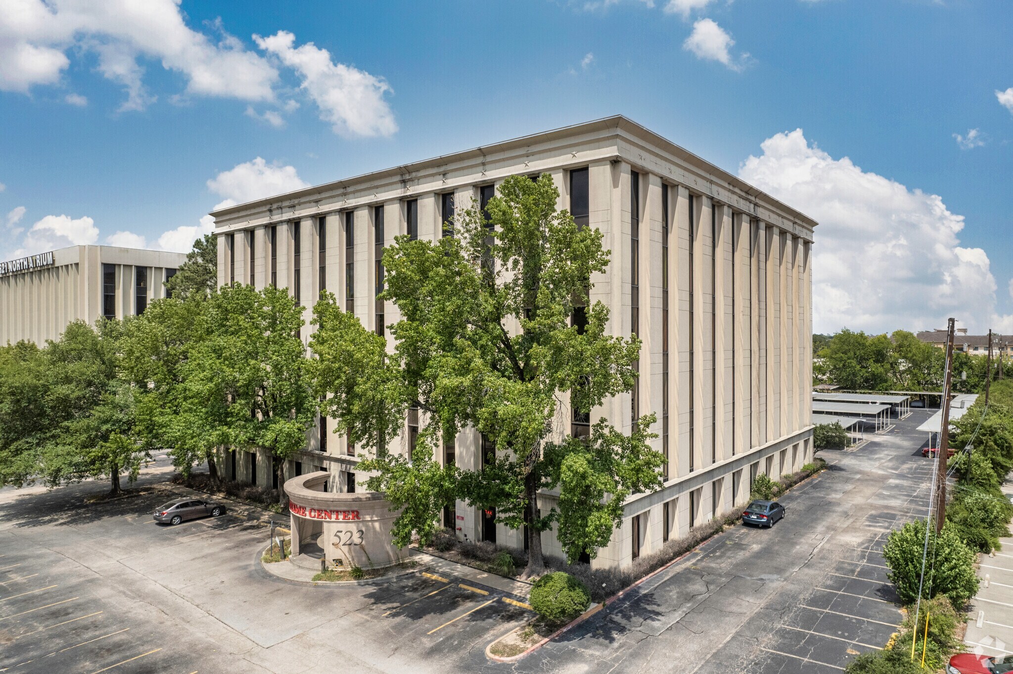 519 N Sam Houston Pky E, Houston, TX à louer Photo principale– Image 1 sur 55
