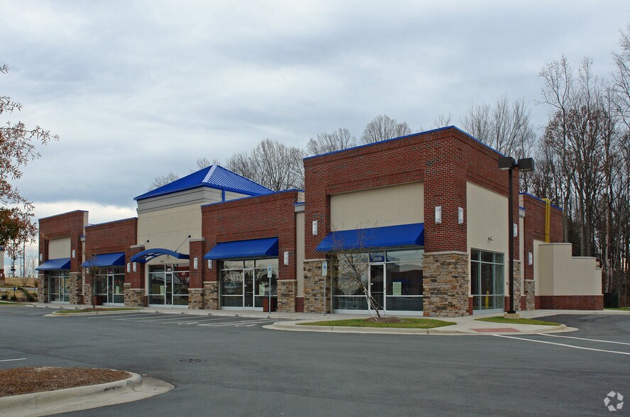 2538-2546 Somerset Center Dr, Winston-Salem, NC à louer - Photo principale – Image 2 sur 11