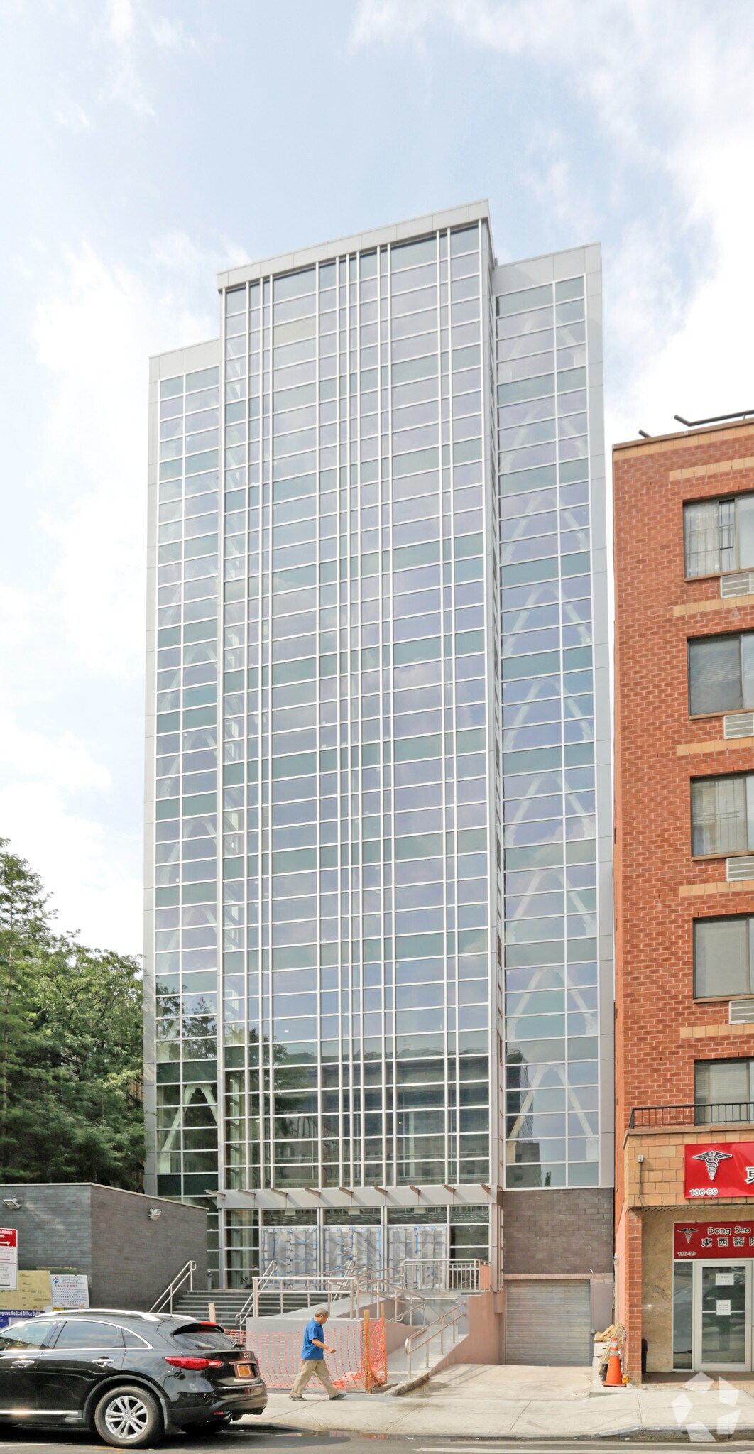 136-33 37th Ave, Flushing, NY à vendre Photo de l’immeuble– Image 1 sur 44