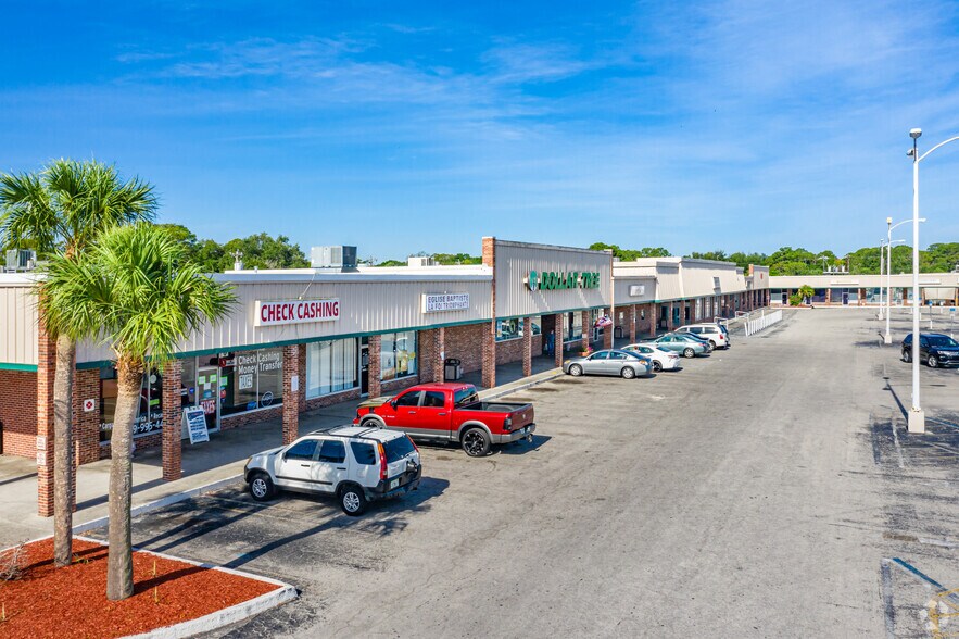 931 Pondella Rd, North Fort Myers, FL à louer - Photo de l’immeuble – Image 1 sur 5