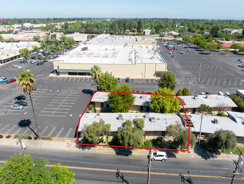 1601 McHenry Village Way, Modesto, CA à louer - Photo de l’immeuble – Image 3 sur 9
