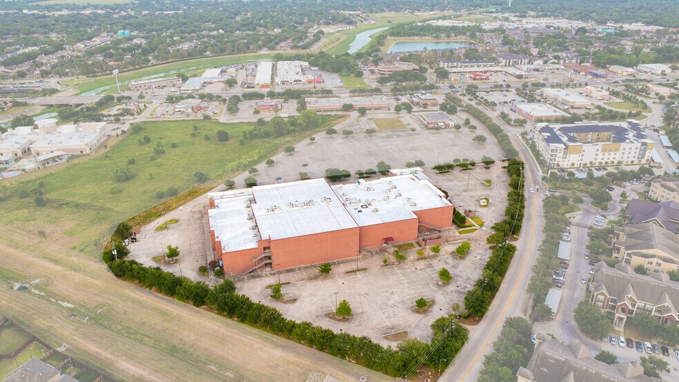 15900 Yorktown Crossing Pky, Houston, TX à louer - Photo de l’immeuble – Image 3 sur 7