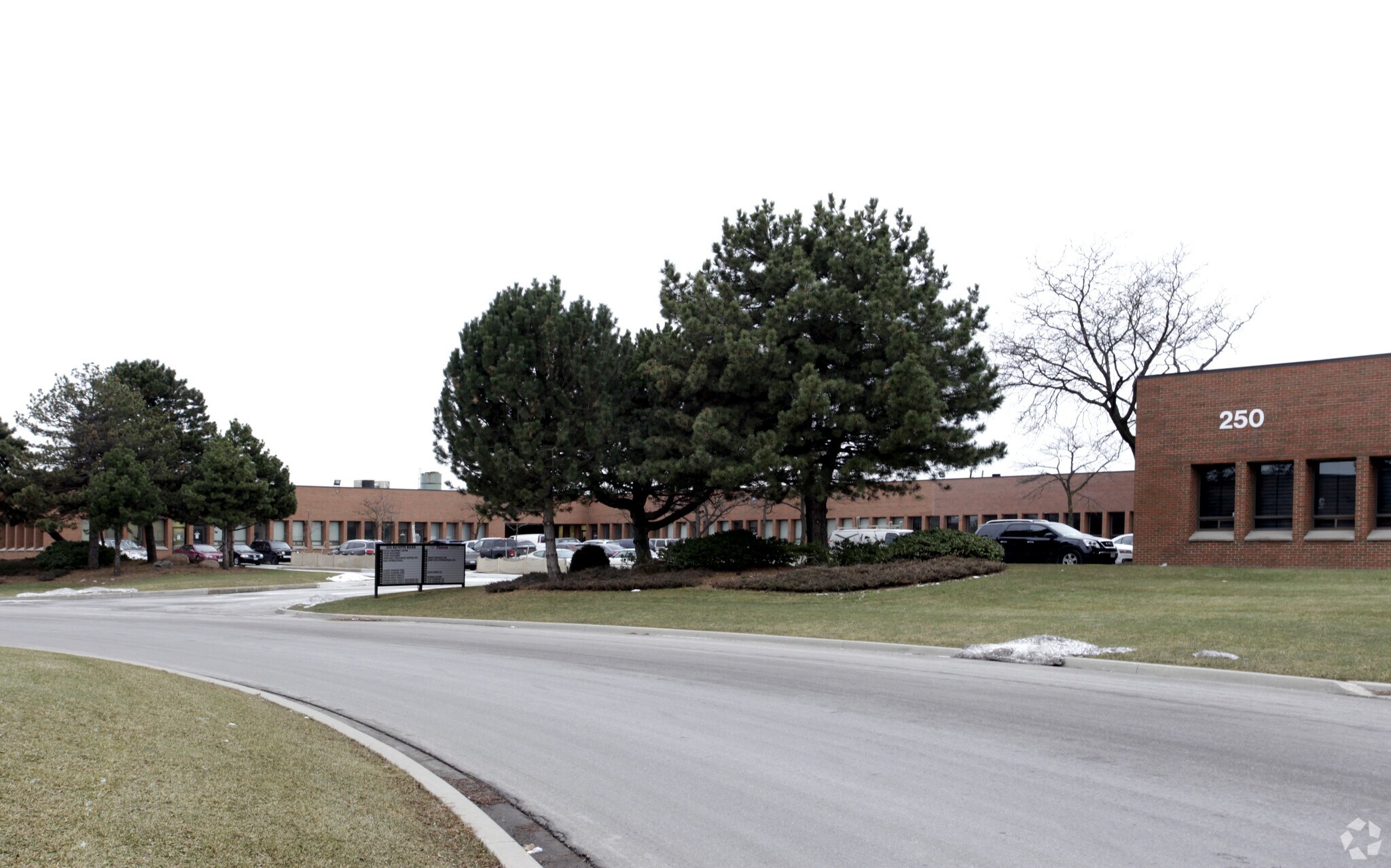 250 Rayette Rd, Concord, ON à louer Photo principale– Image 1 sur 3