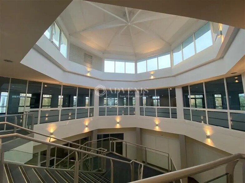 Bureau dans Élancourt à louer - Photo de l’immeuble – Image 3 sur 11