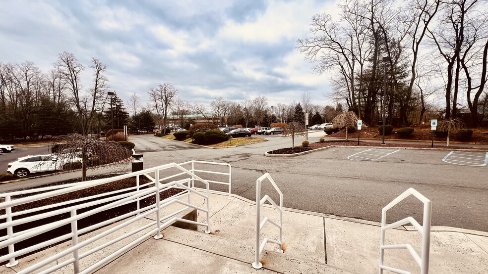 561 Cranbury Rd, East Brunswick, NJ à louer - Photo de l’immeuble – Image 2 sur 30
