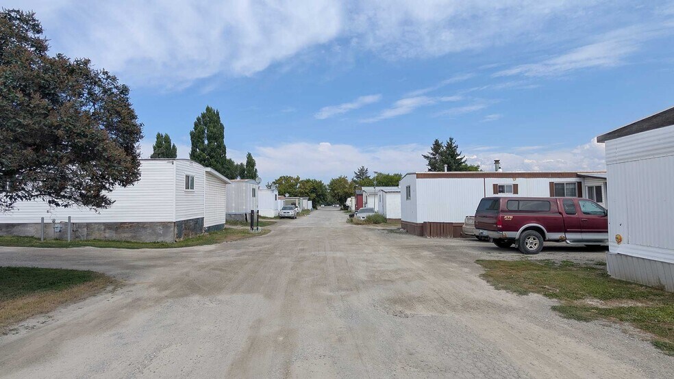 2025 N 10th St, Cranbrook, BC à vendre - Photo de l’immeuble – Image 3 sur 22