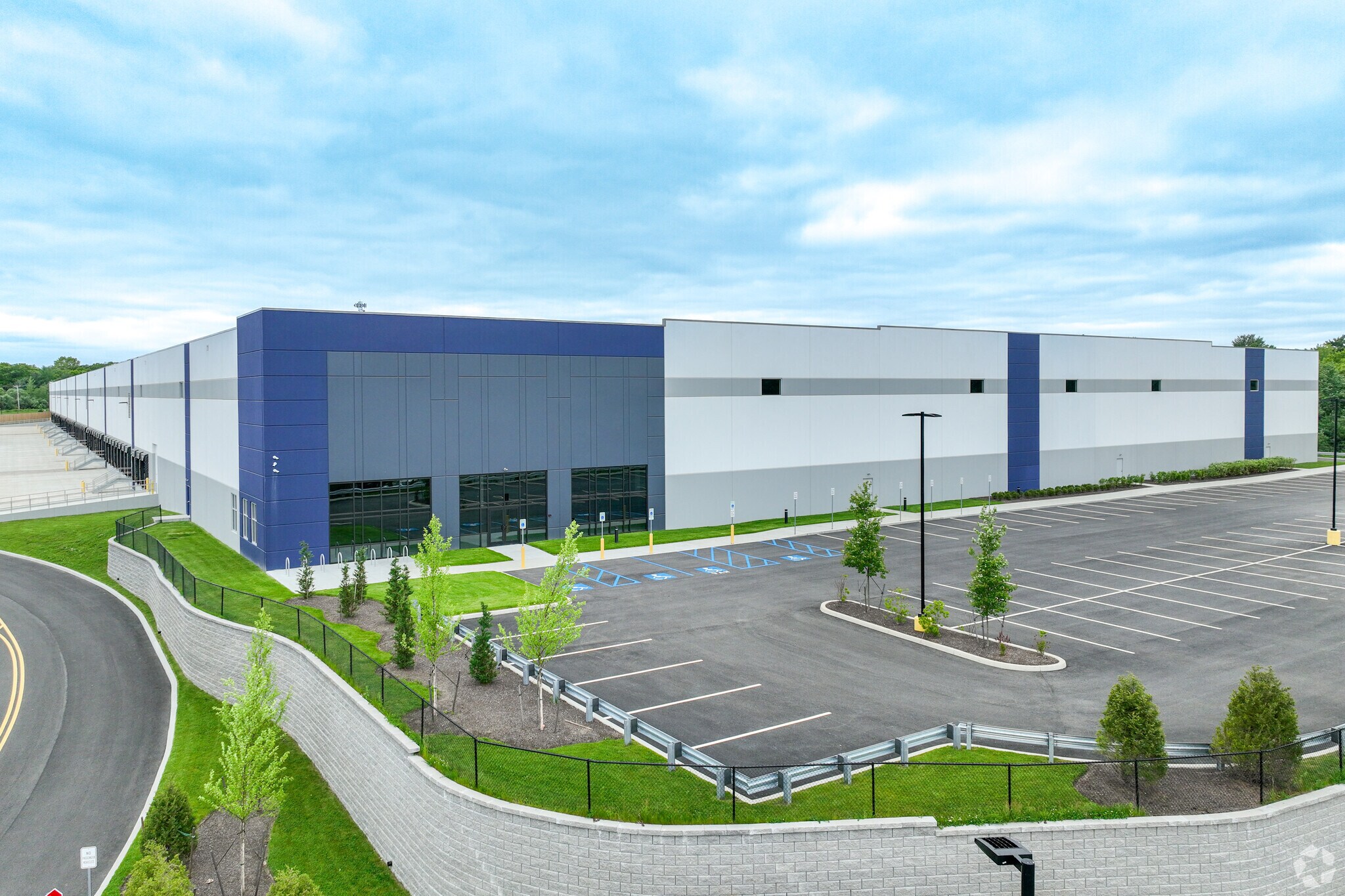 211 Highland St, East Bridgewater, MA à louer Photo principale– Image 1 sur 6