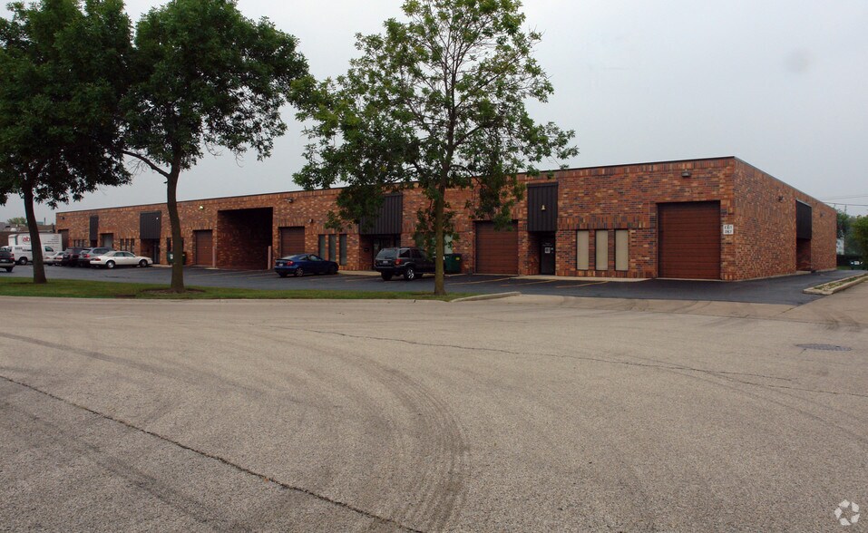 830 Seton Ct, Wheeling, IL à louer - Photo de l’immeuble – Image 2 sur 5
