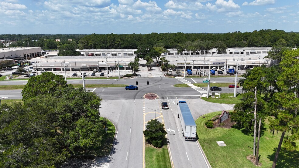 8030 Philips Hwy, Jacksonville, FL à louer - Photo de l’immeuble – Image 1 sur 6