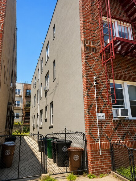 47-44 44th St, Flushing, NY à vendre - Photo de l’immeuble – Image 3 sur 9