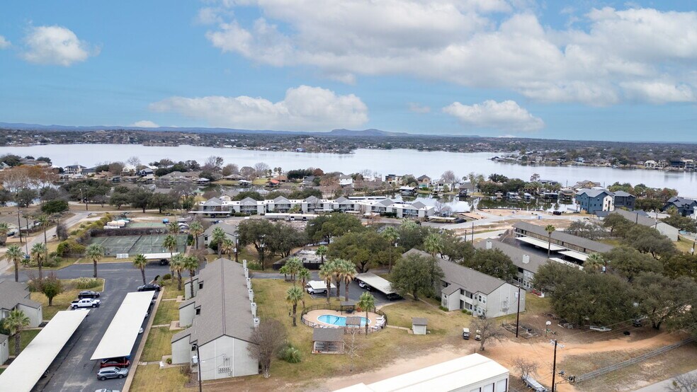 604 Highcrest Dr, Marble Falls, TX à vendre - Photo de l’immeuble – Image 2 sur 30