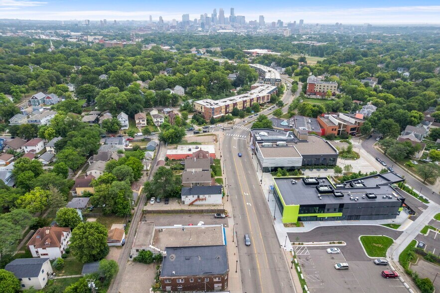 2038 W Broadway Ave, Minneapolis, MN à vendre - Photo de l’immeuble – Image 3 sur 16