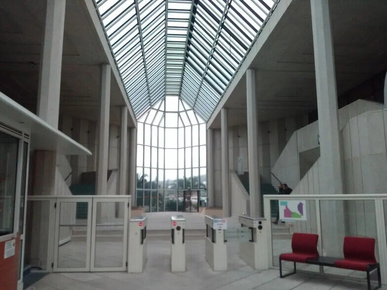 Bureau dans CANNES-LA-BOCCA à louer - Photo de l’immeuble – Image 1 sur 2