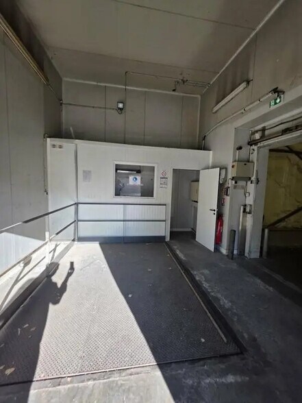 Industriel/Logistique dans Carros à louer - Photo de l’immeuble – Image 3 sur 3