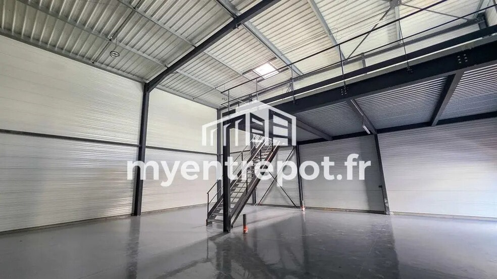 Local d’activités dans Signes à louer - Photo de l’immeuble – Image 3 sur 7