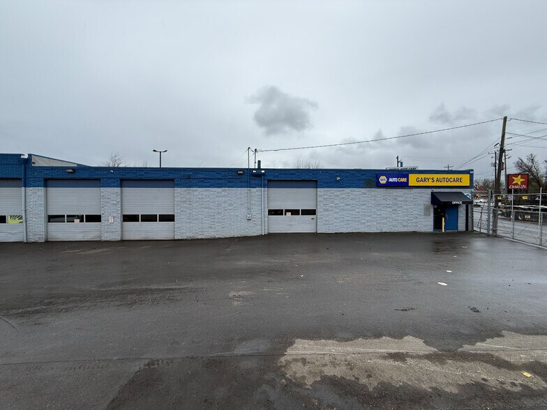 229-233 NE Columbia Blvd, Portland, OR à vendre - Photo de l’immeuble – Image 3 sur 7