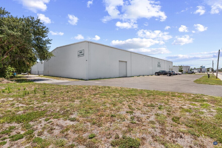 324 Clearlake Rd, Cocoa, FL à louer - Photo de l’immeuble – Image 2 sur 9