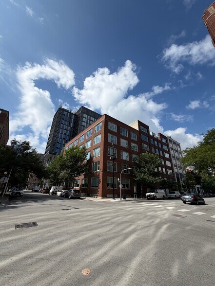 401 W Superior St, Chicago, IL à louer - Photo de l’immeuble – Image 2 sur 11