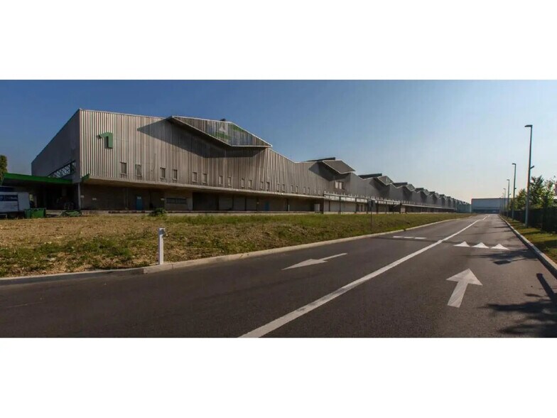 Local d’activités dans Aulnay-Sous-Bois à louer - Photo de l’immeuble – Image 1 sur 6