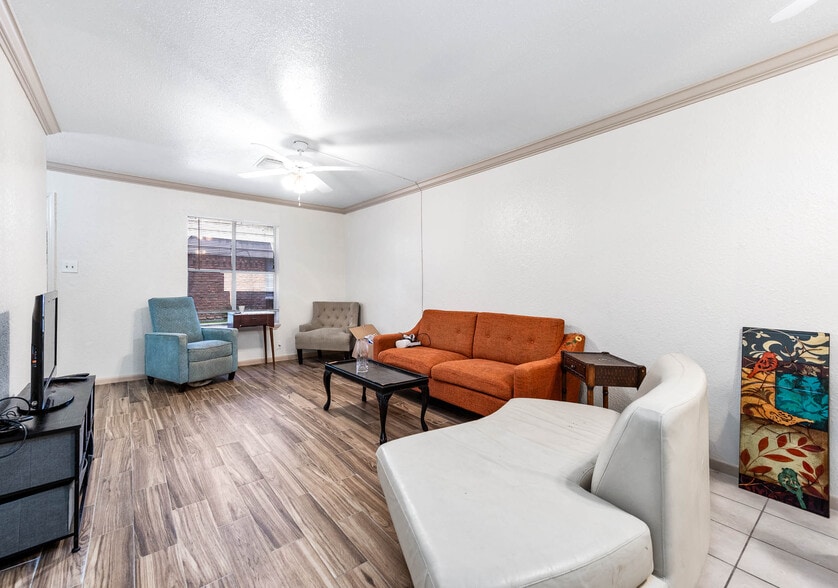 211 N Bates St, Alvin, TX à vendre - Photo de l’immeuble – Image 2 sur 4