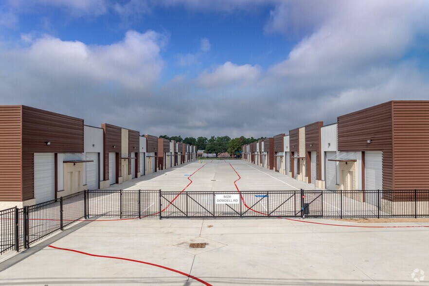 8028 Dowdell Rd, Tomball, TX à louer - Photo de l’immeuble – Image 2 sur 26