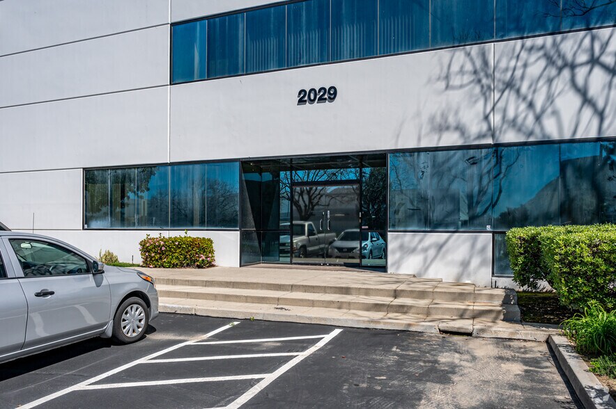 2019-2029 S Business Pky, Ontario, CA à louer - Photo de l’immeuble – Image 2 sur 7