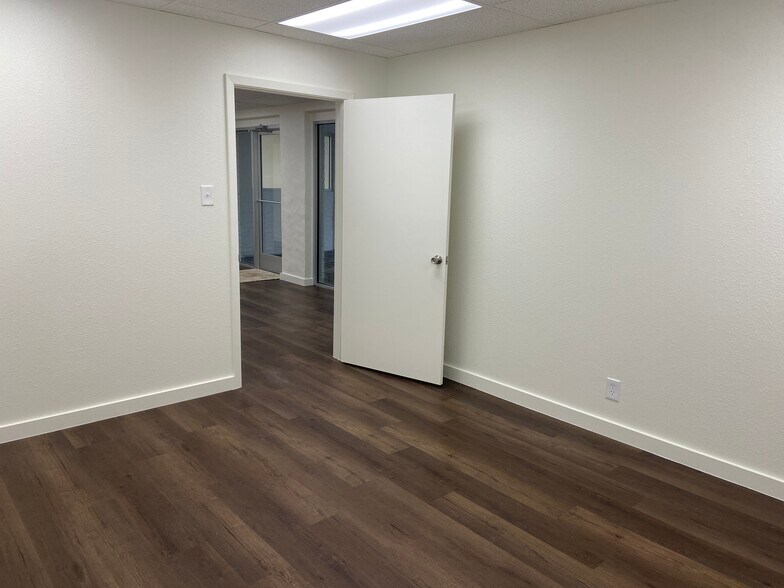 323 Breesport St, San Antonio, TX à louer - Photo de l’immeuble – Image 3 sur 9