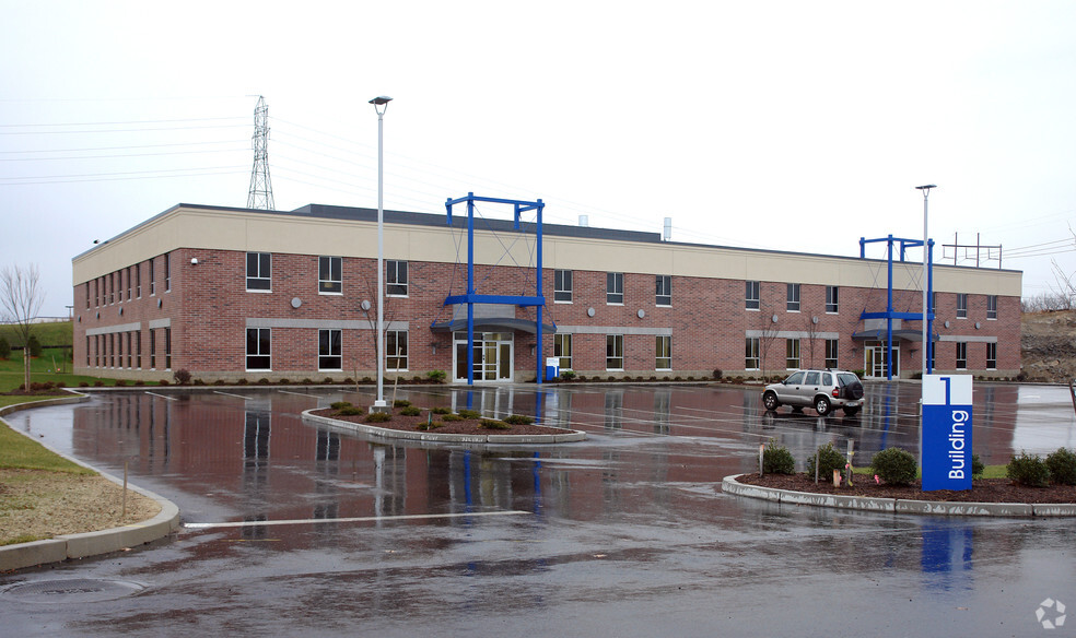 900 Highland Corporate Dr, Cumberland, RI à vendre - Photo de l’immeuble – Image 2 sur 8