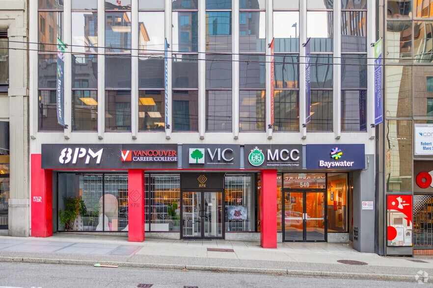 549 Howe St, Vancouver, BC à louer - Photo de l’immeuble – Image 2 sur 4
