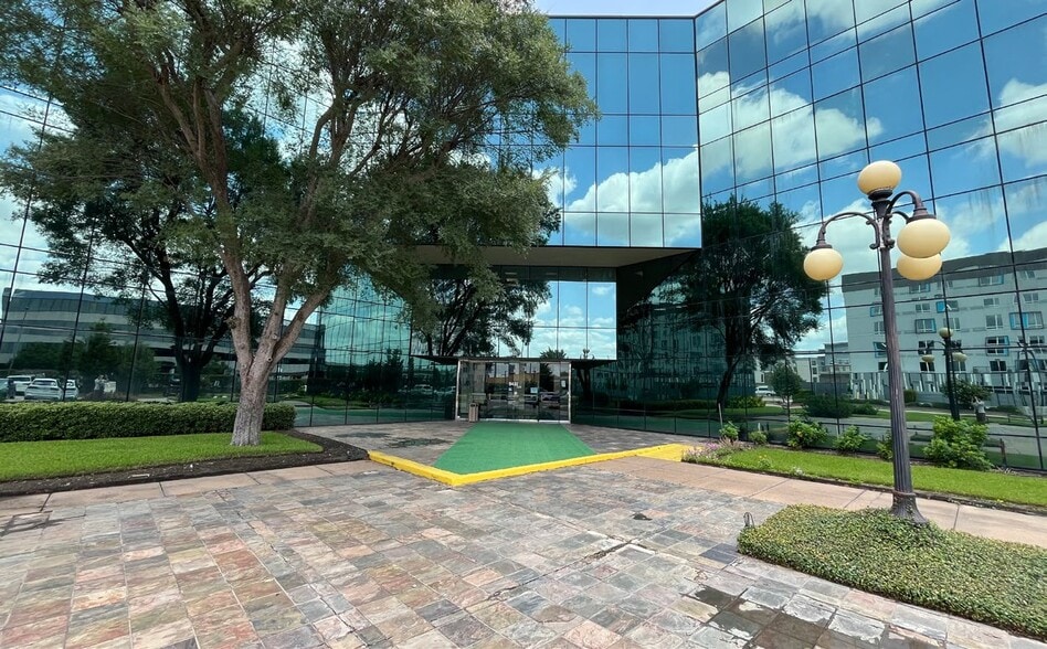9432 Katy Fwy, Houston, TX à louer - Photo de l’immeuble – Image 2 sur 12