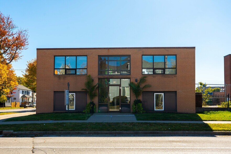 219 Lochiel St, Sarnia, ON à vendre - Photo de l’immeuble – Image 2 sur 48