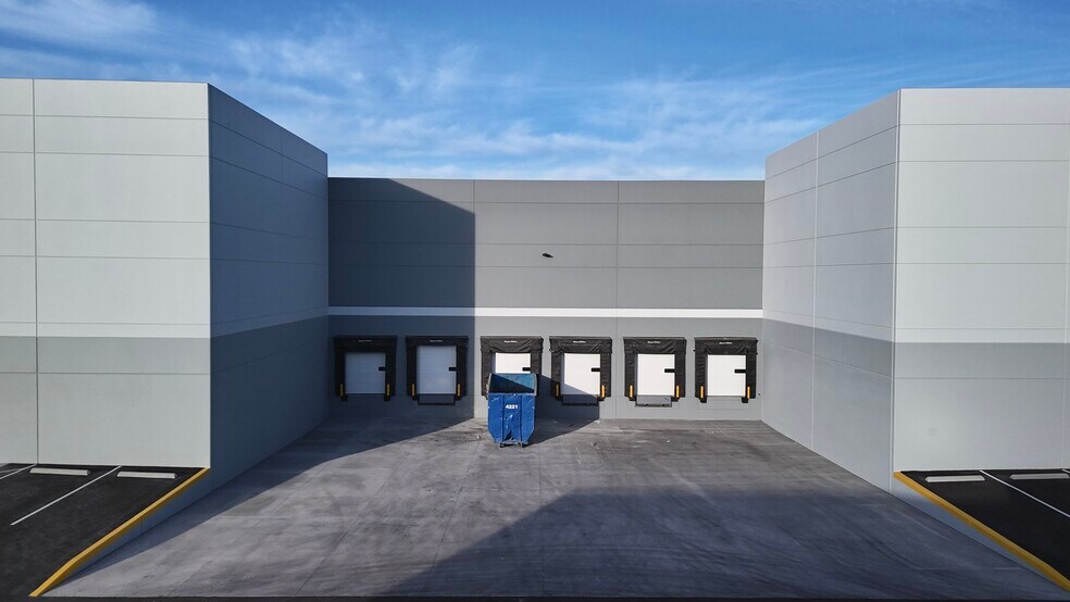 6950 Miller Ln, Las Vegas, NV à vendre - Photo de l’immeuble – Image 3 sur 11