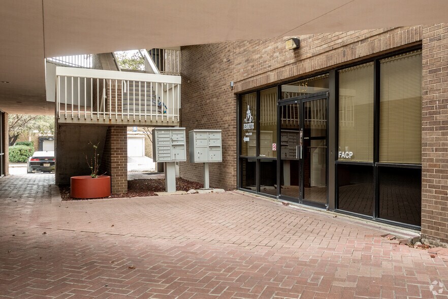 1100 E Campbell Rd, Richardson, TX à louer - Photo de l’immeuble – Image 2 sur 6