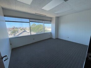 1112 E Copeland Rd, Arlington, TX à louer Photo intérieure– Image 1 sur 6