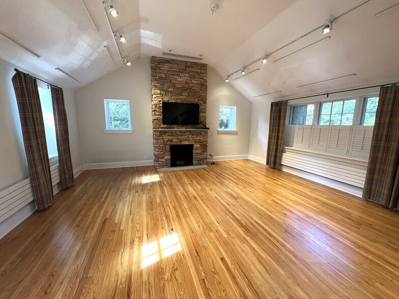 98 Darby Rd, Paoli, PA à louer - Photo de l’immeuble – Image 2 sur 26