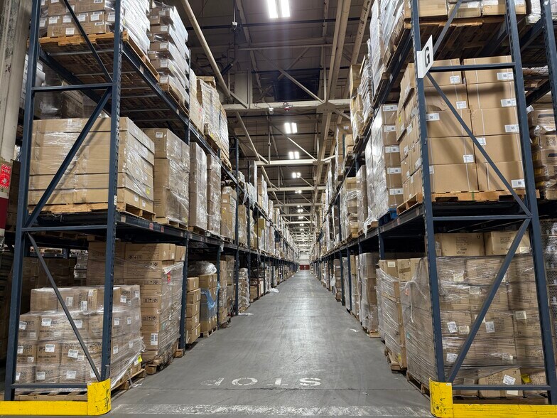 114 Tived Ln E, Edison, NJ à louer - Photo de l’immeuble – Image 2 sur 8