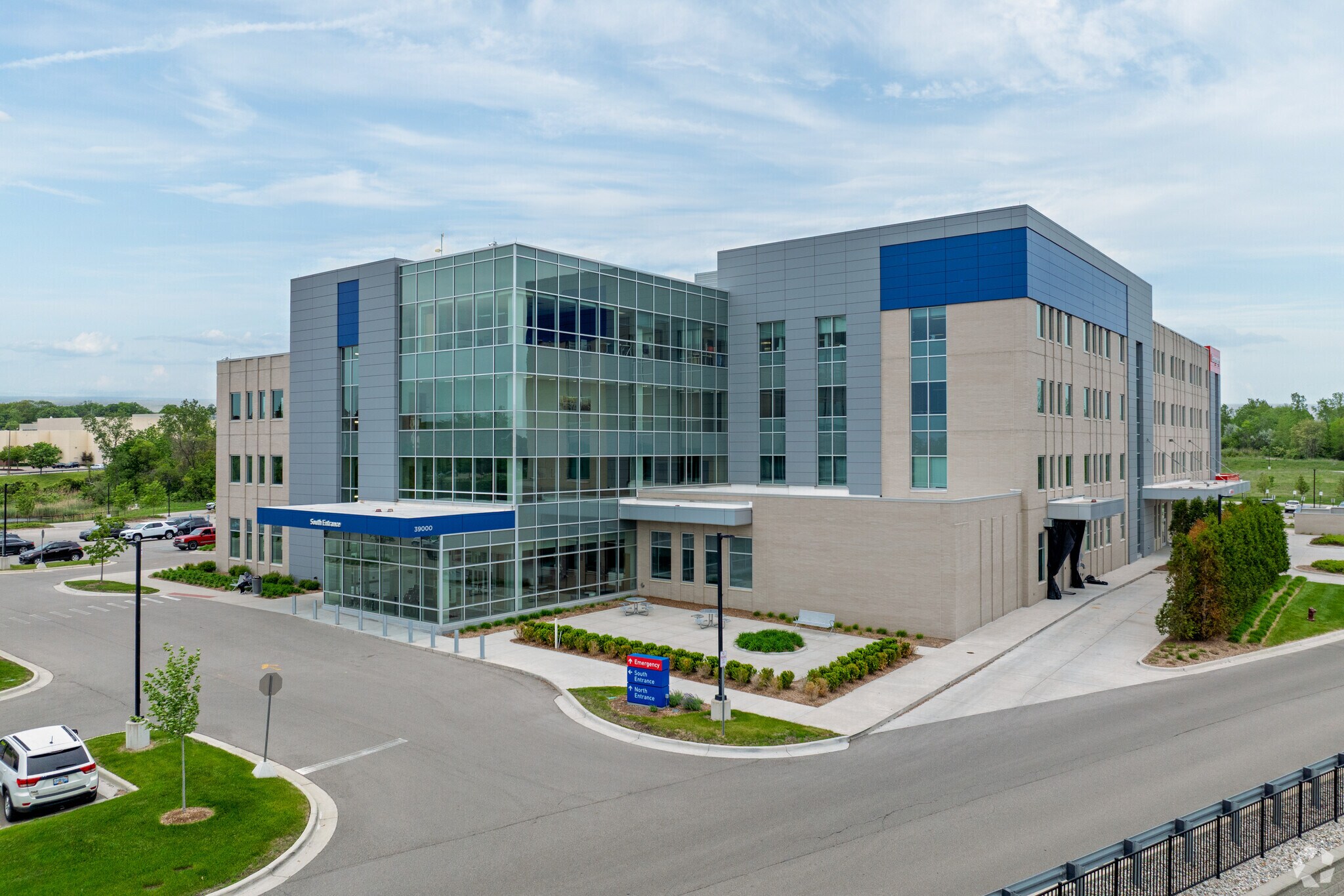 39000 W Seven Mile Rd, Livonia, MI à louer Photo de l’immeuble– Image 1 sur 9