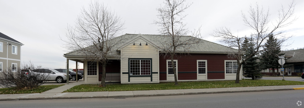 305 1st St E, Cochrane, AB à louer - Photo de l’immeuble – Image 2 sur 3
