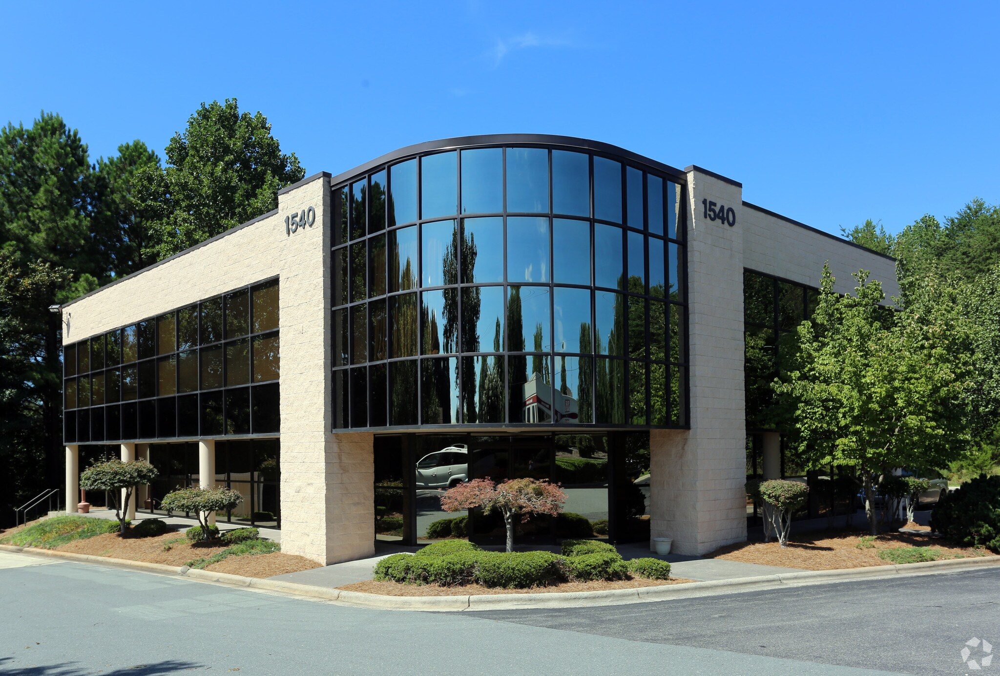 1540 Westbrook Plaza Dr, Winston-Salem, NC à louer Photo principale– Image 1 sur 28