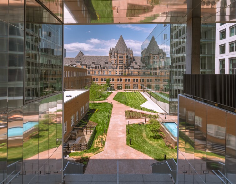 700 Rue Saint-Hubert, Montréal, QC à louer - Photo de l’immeuble – Image 2 sur 5