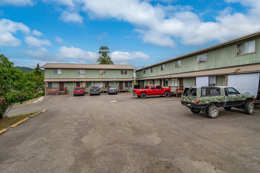 275 NW Rose St, Winston, OR à vendre - Photo de l’immeuble – Image 2 sur 5