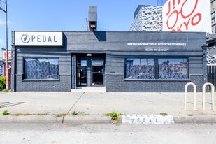 Boutique/Showroom/Retail + Signage + Parking! - Espace de bureau
