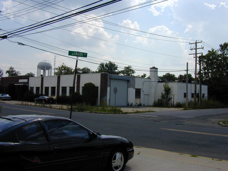 1700 Strongs Ave N, Copiague, NY à louer - Photo de l’immeuble – Image 2 sur 4