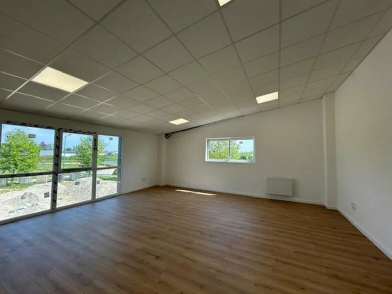 Local d’activités dans Marbeuf à louer - Photo de l’immeuble – Image 3 sur 12