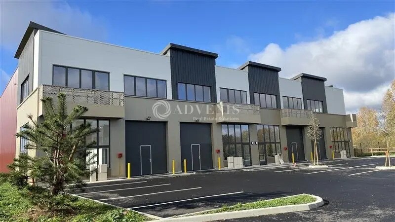 Local d’activités dans Saint-Pierre-du-Perray à louer - Photo de l’immeuble – Image 1 sur 7