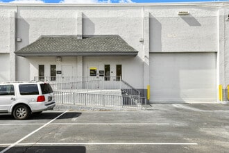 7950-7966 NW 14th St, Miami, FL à louer Photo de l’immeuble– Image 2 sur 20