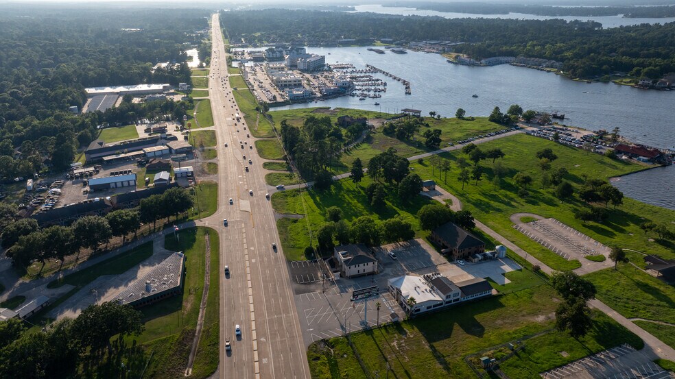14884 Highway 105 W, Montgomery, TX à vendre - Photo de l’immeuble – Image 2 sur 13